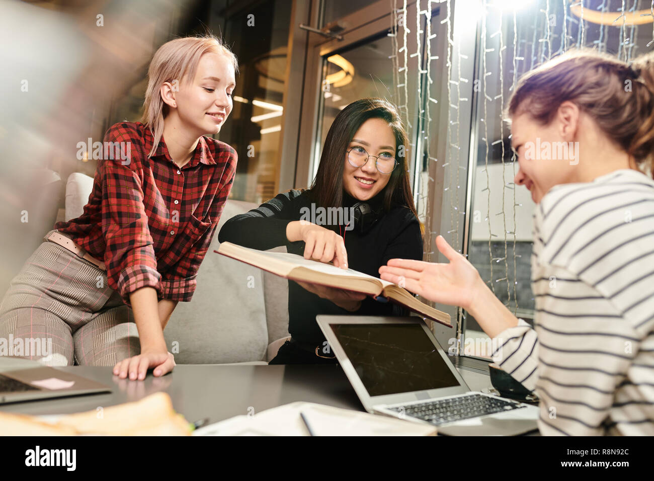 Gli studenti la lettura di un libro Foto Stock