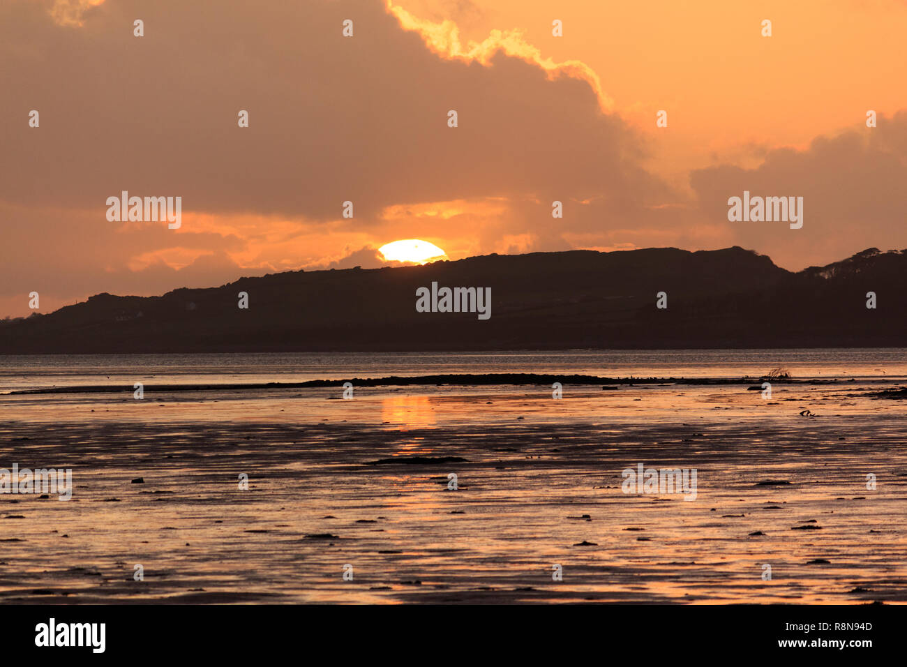 Golden Sunset over Tralee Bay vista dal ponte di Blennerville vicino a Tralee, nella contea di Kerry, Irlanda Foto Stock