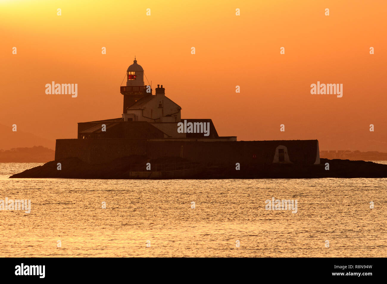 Fenit faro al tramonto a Tralee Bay, nella contea di Kerry, Irlanda Foto Stock