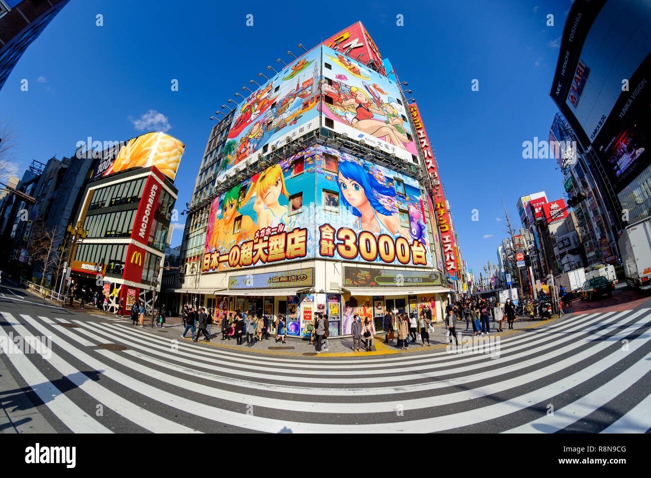Attraversamento pedonale in area dello shopping di Shinjuku, Tokyo, Giappone (obiettivo fisheye) Foto Stock