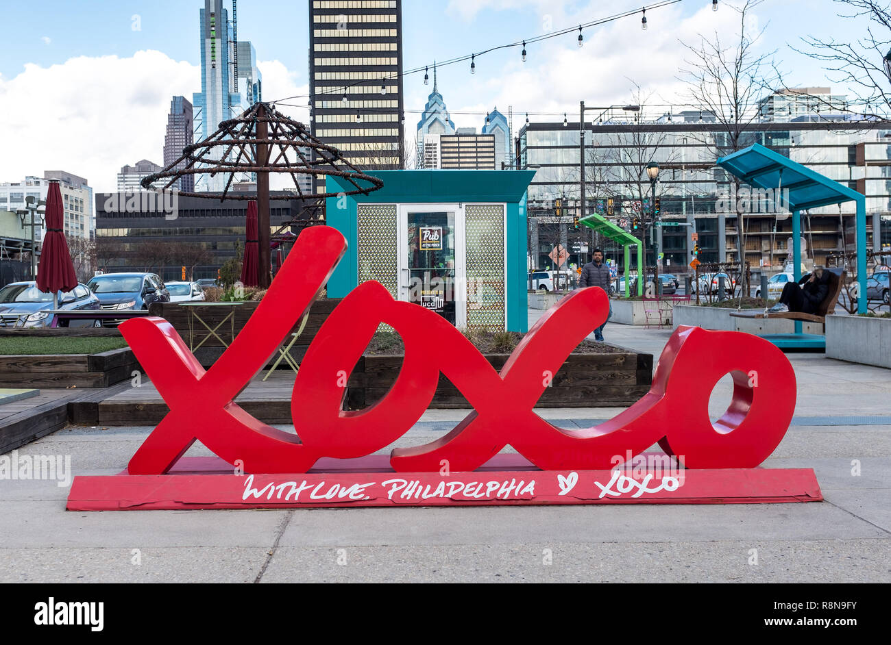 Xoxo scultura "con amore, Philadelphia" al di fuori di 30th Street Stazione Amtrak, Philadelphia, Pennsylvania, STATI UNITI D'AMERICA Foto Stock