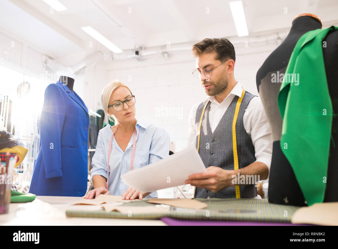 Designer di Moda a discutere di schizzi Foto Stock