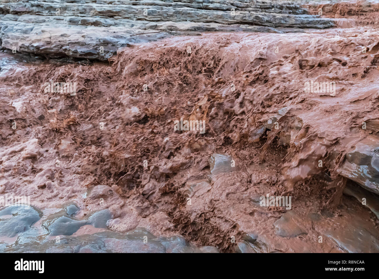 Indian Creek a Indian Creek Falls avente una inondazione dopo piogge pesanti sul BLM terre vicino al Parco Nazionale di Canyonlands, Utah, Stati Uniti d'America Foto Stock