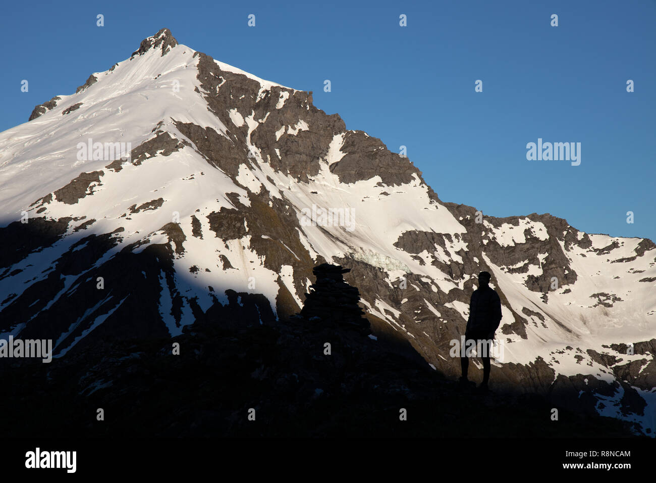 Silhouette di un escursionista, guardando le montagne, Nuova Zelanda Foto Stock