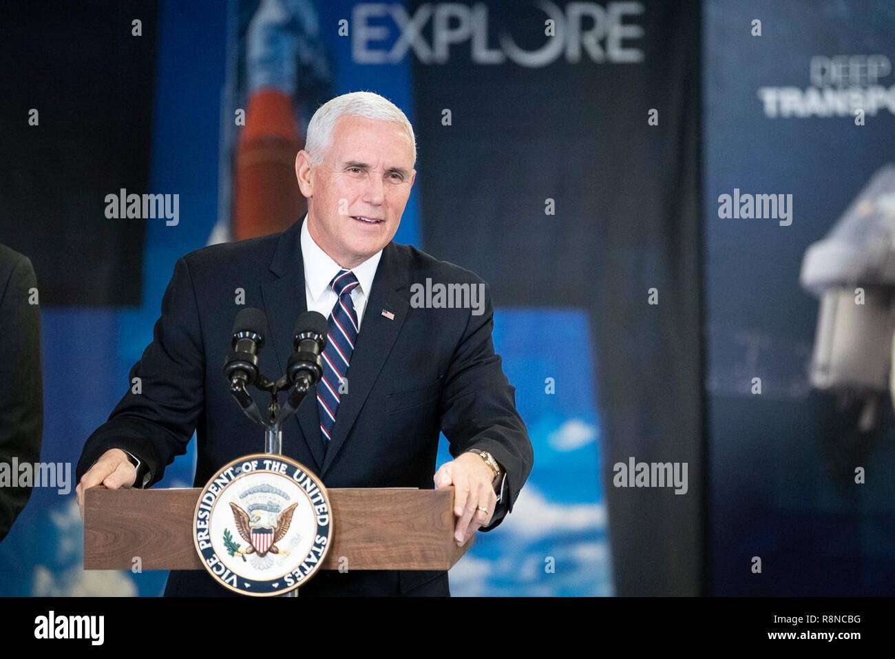 Stati Uniti Vice Presidente Mike Pence offre commento alla NASA dipendenti sulla politica spaziale europea Direttiva 1 alle sedi della NASA 12 Dicembre 2018 a Washington, DC. Foto Stock