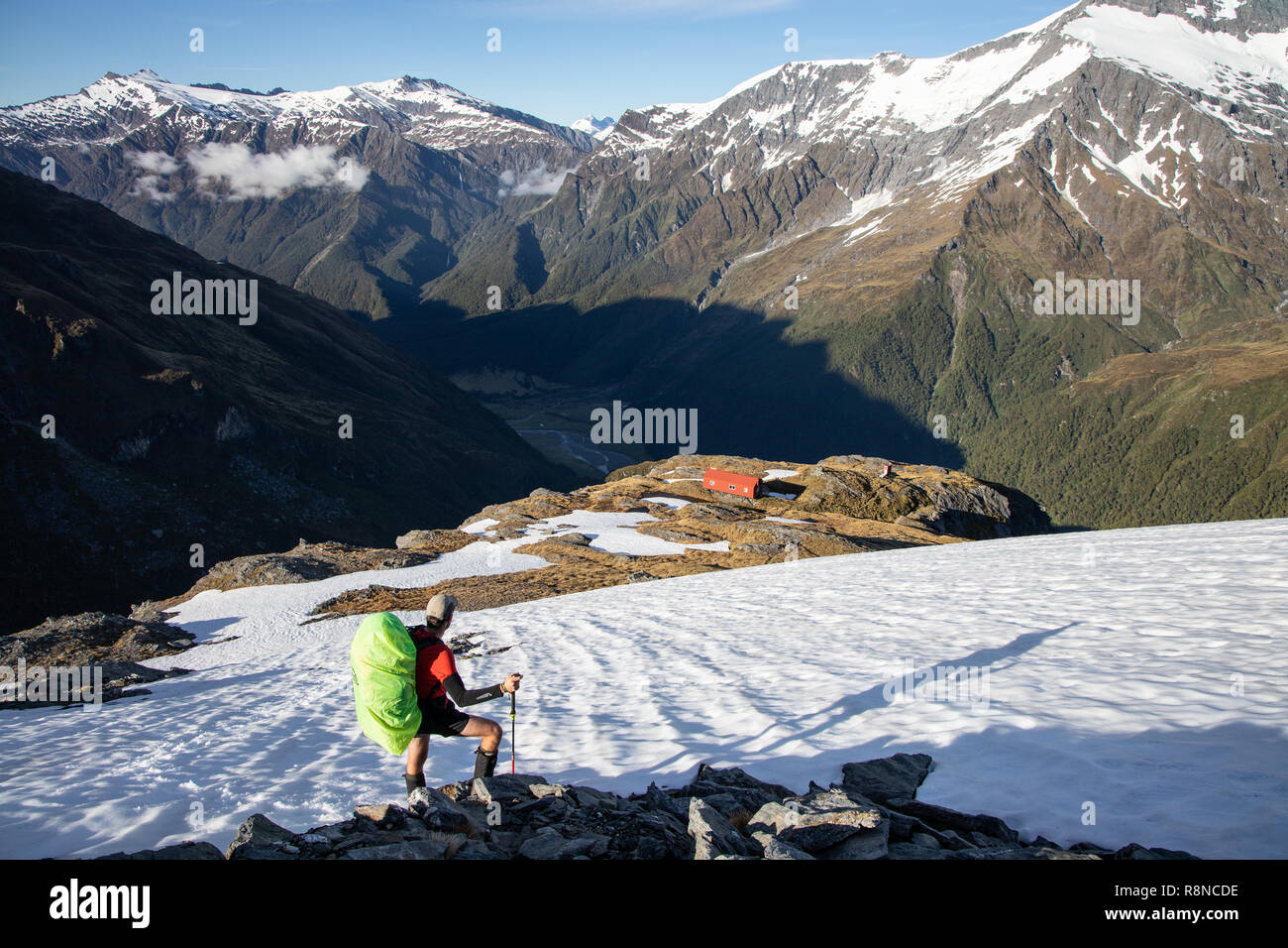 Escursionista nella neve sopra cresta francese capanna, Mt Aspiring National Park, Nuova Zelanda Foto Stock