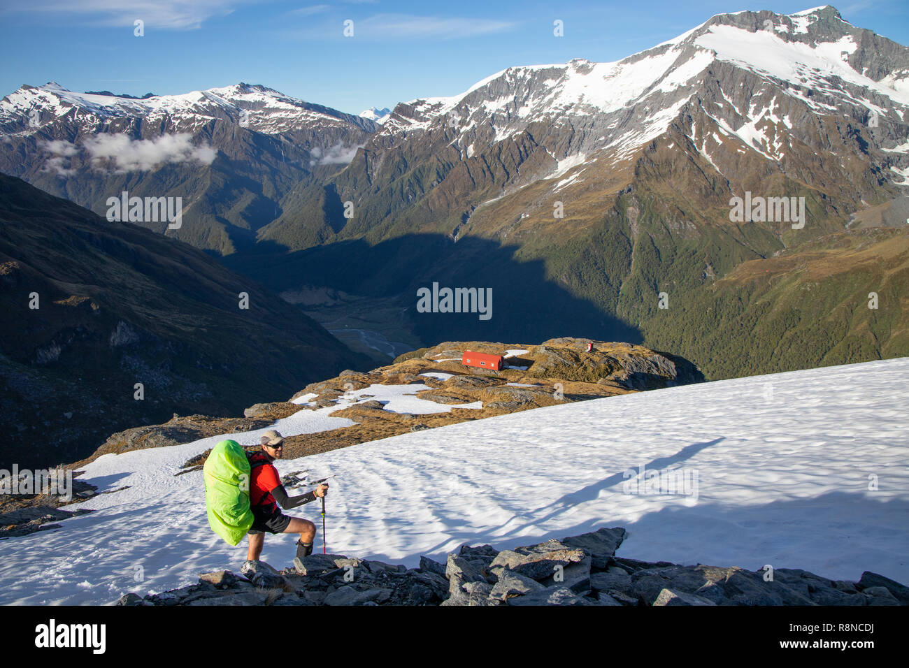 Escursionista nella neve sopra cresta francese capanna, Mt Aspiring National Park, Nuova Zelanda Foto Stock