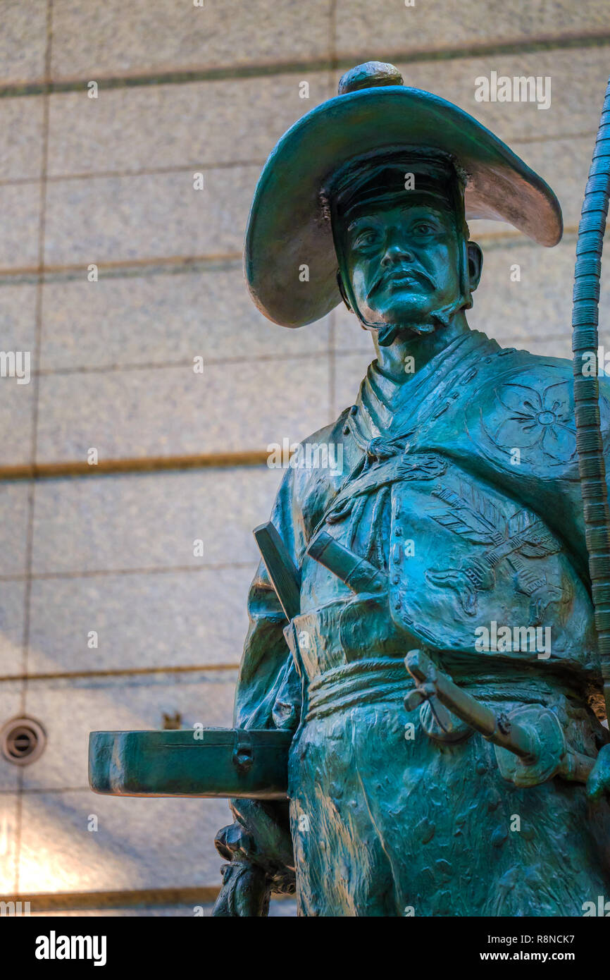 Tokyo, Giappone - 28 Aprile 2018: Ota Dokan, samurai giapponese che ha accreditato con la costruzione di numerosi castelli nella zona di Kanto, la sua statua si trova sul primo f Foto Stock
