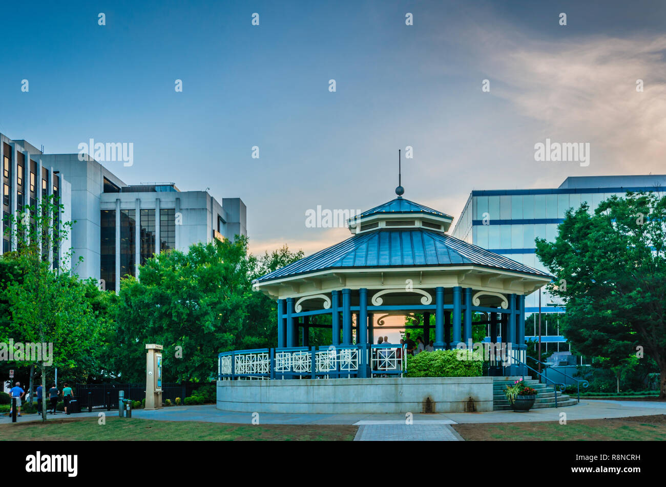 Il sole tramonta dietro la piazza di Decatur gazebo e palco per spettacoli, Giugno 4, 2014, in Decatur, Georgia. Foto Stock