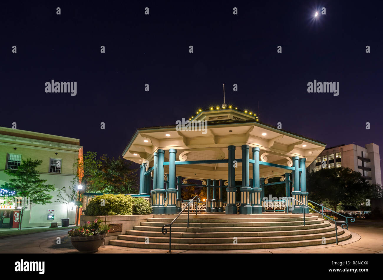 Decatur Square il gazebo e palco per spettacoli è raffigurato di notte, Giugno 4, 2014, in Decatur, Georgia. Foto Stock