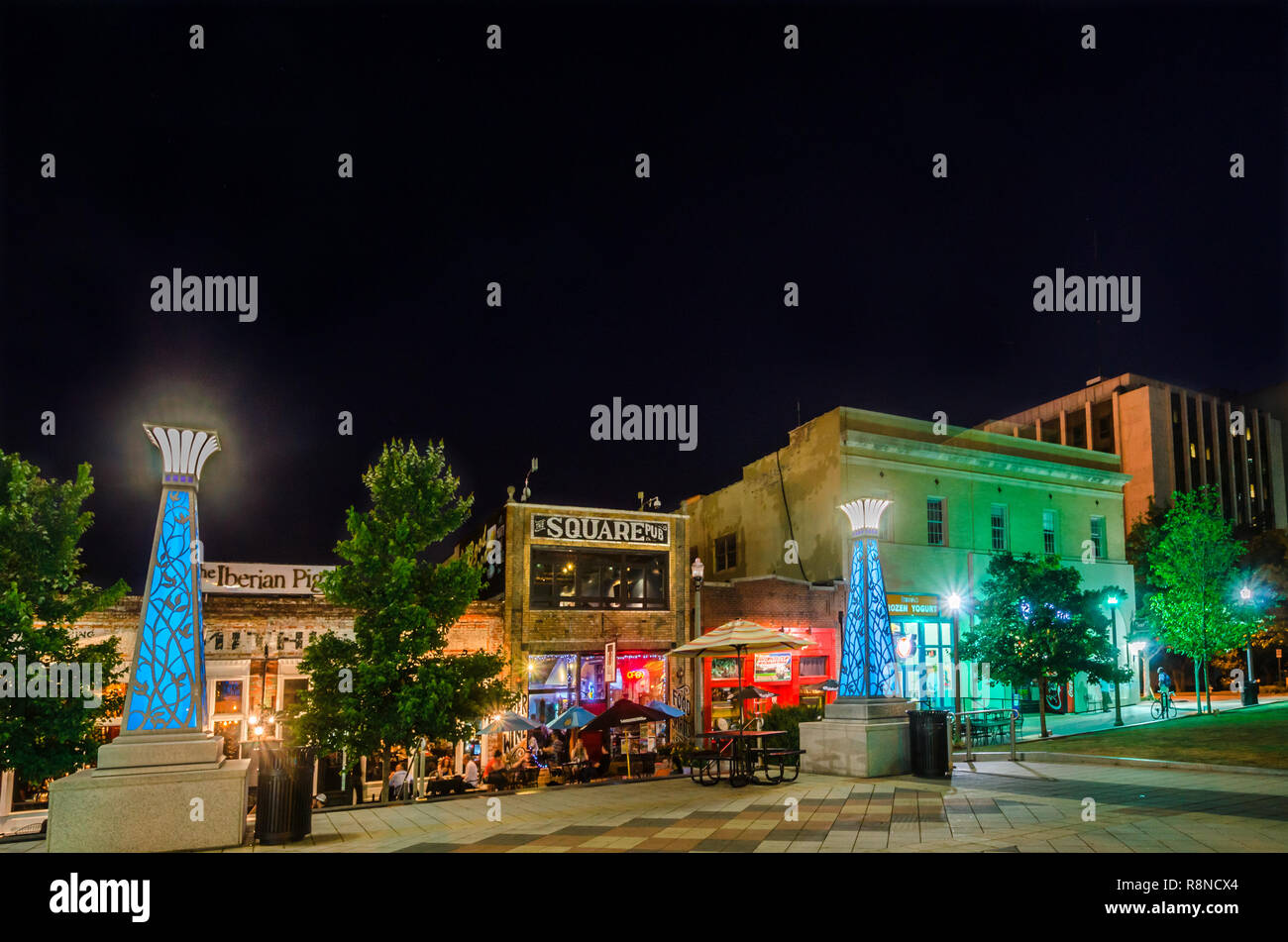 Decatur Square è raffigurato di notte, Giugno 4, 2014, in Decatur, Georgia. Decatur aveva una popolazione di 19,335 al censimento 2010. Foto Stock