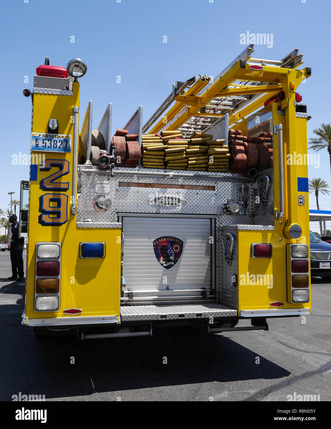 Giallo Carrello fuoco dal Clark County Fire Department parcheggiato sulla strada a Las Vegas Foto Stock