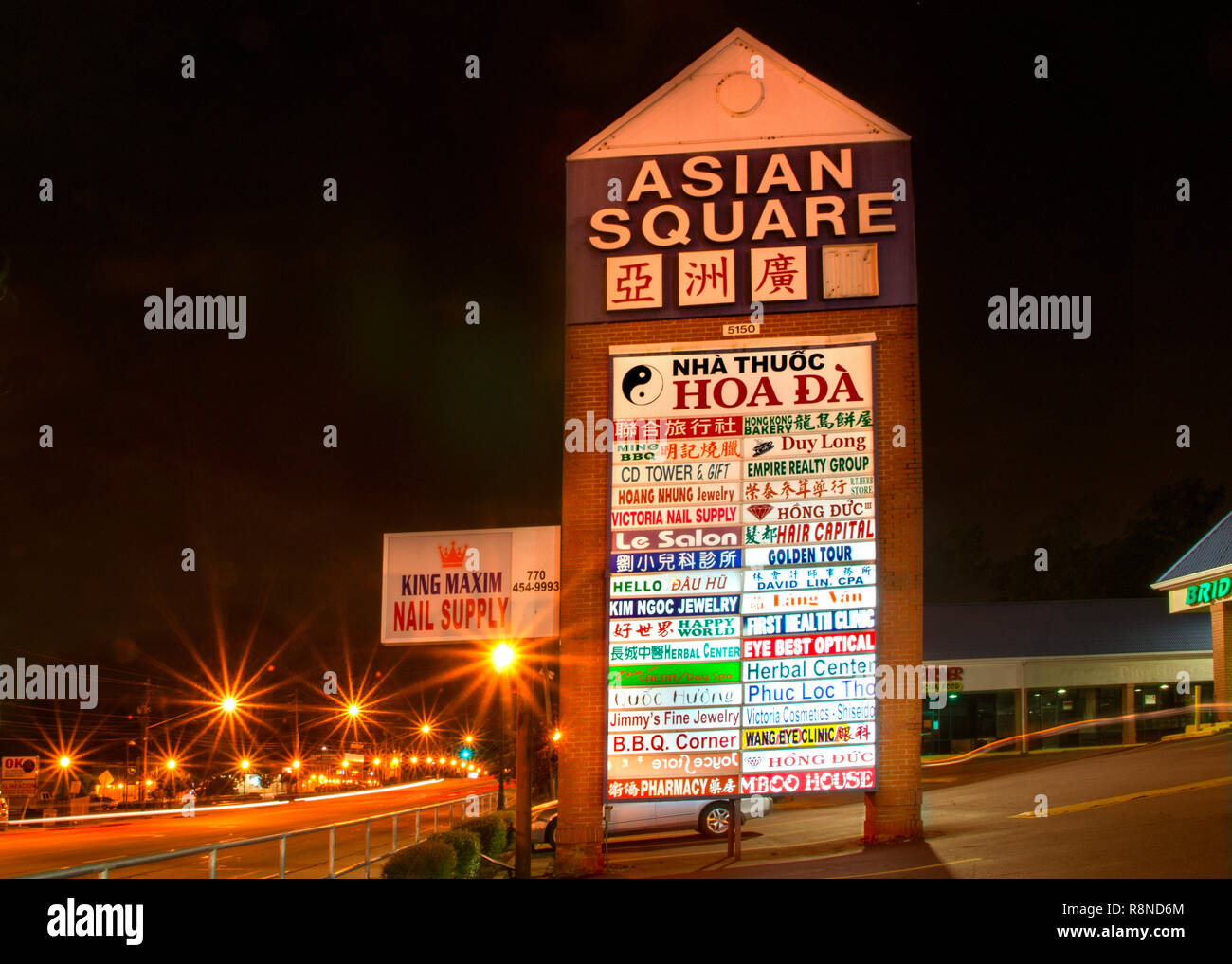 La piazza asiatica è raffigurato su Buford autostrada internazionale in Doraville, Georgia, 28 maggio 2014. La città fu incorporata nel 1871 per soddisfare le esigenze di t Foto Stock