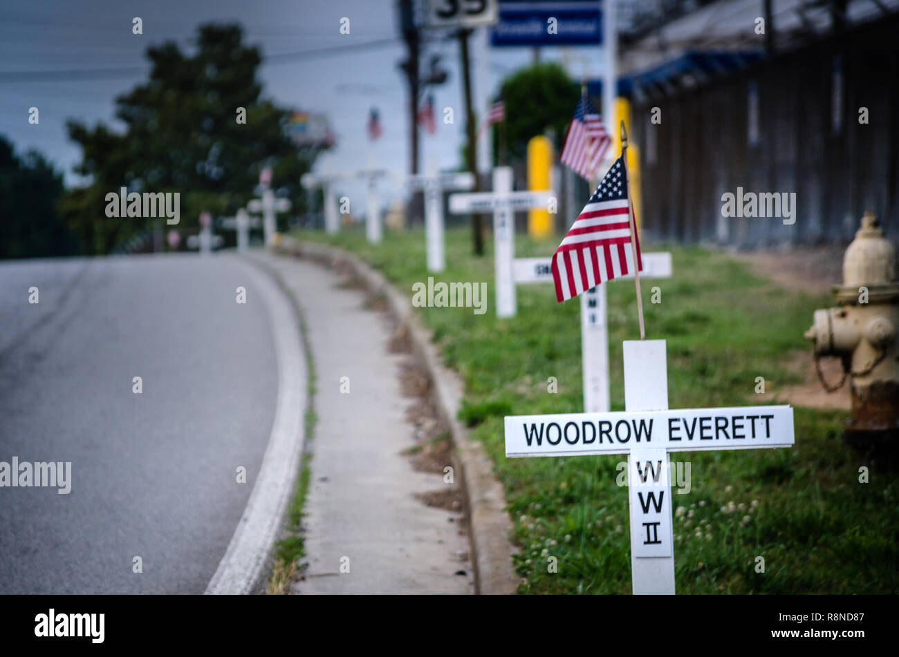 White che incrocia la linea nuova Peachtree Road in Doraville, Georgia, 29 maggio 2014. Le croci portano i nomi di città è scesa veterani di guerra. (Foto di auto Foto Stock