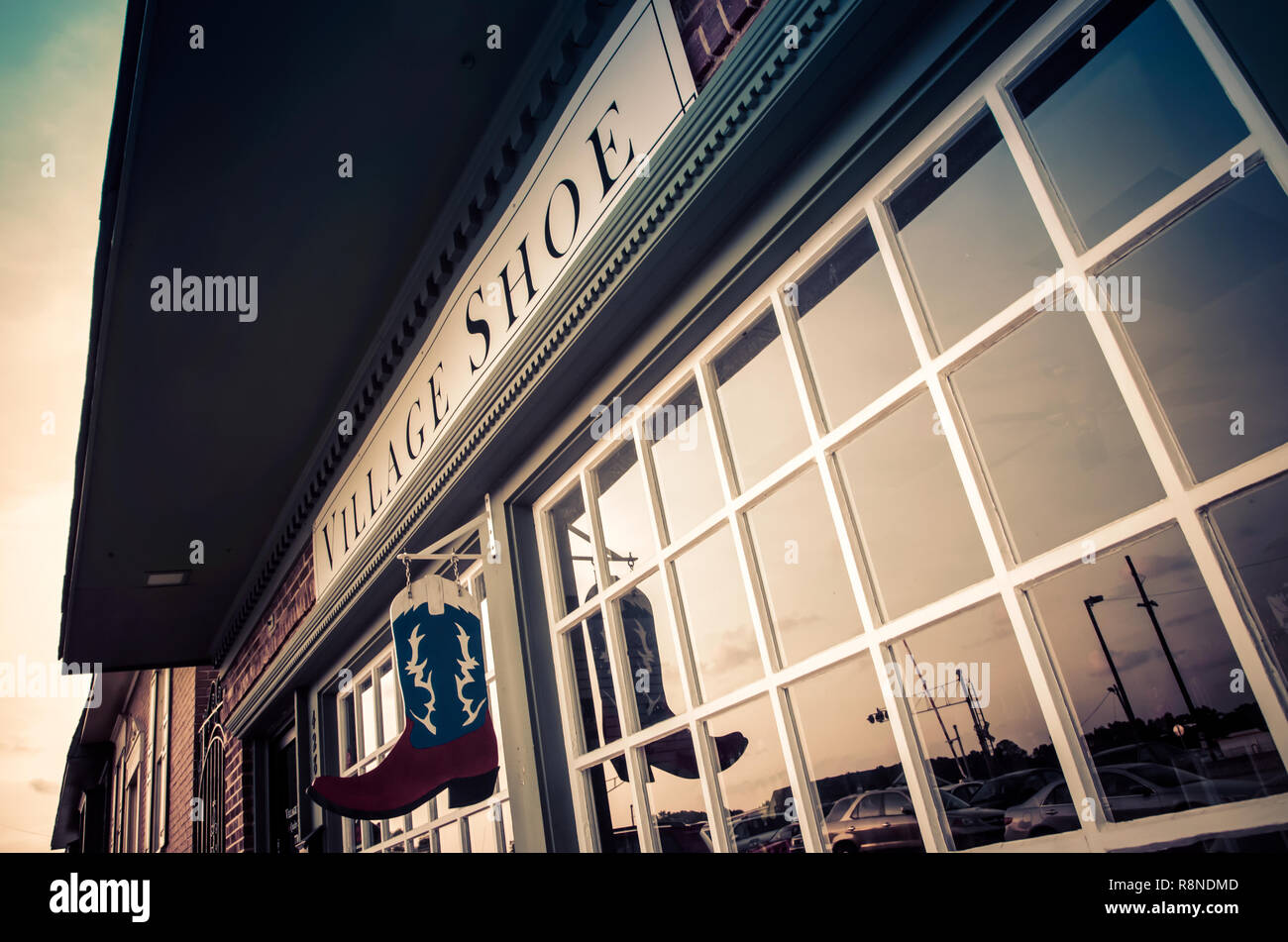 Villaggio scarpa è uno dei tanti localmente-imprese di proprietà di trova nel centro cittadino di Tucker, Georgia. Il business è stato istituito nel 1969. Foto Stock