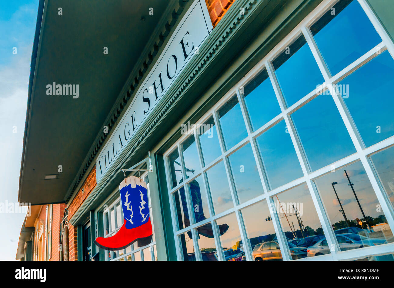 Villaggio scarpa è uno dei tanti localmente-imprese di proprietà di trova nel centro cittadino di Tucker, Georgia. Il business è stato istituito nel 1969. Foto Stock