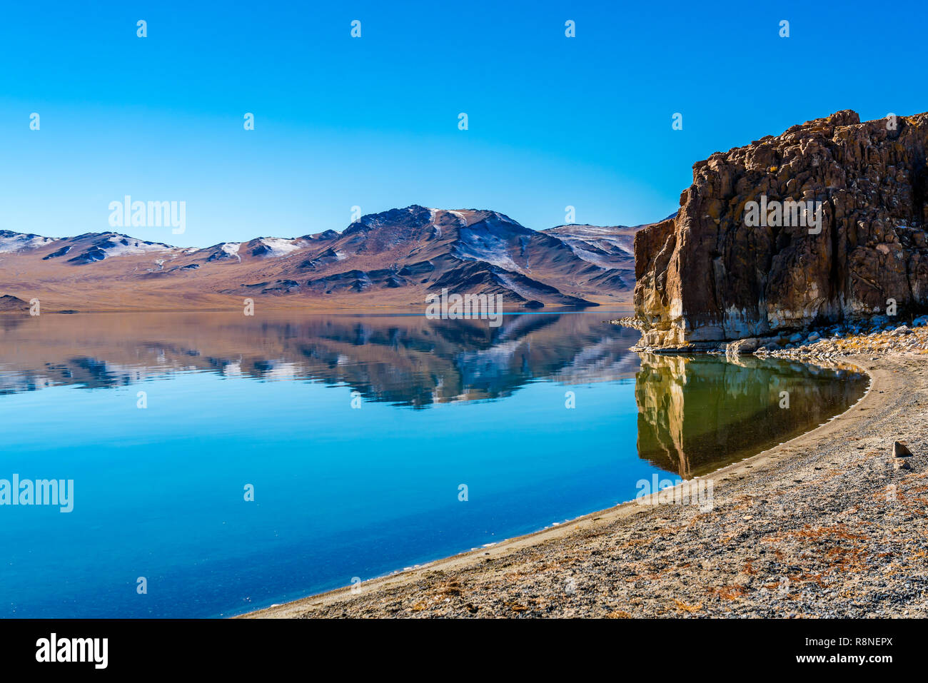 Il mongolo paesaggio naturale con la montagna bella e limpida acqua fredda del Lago Tolbo in autunno a Ugii in Western Moungolia Foto Stock