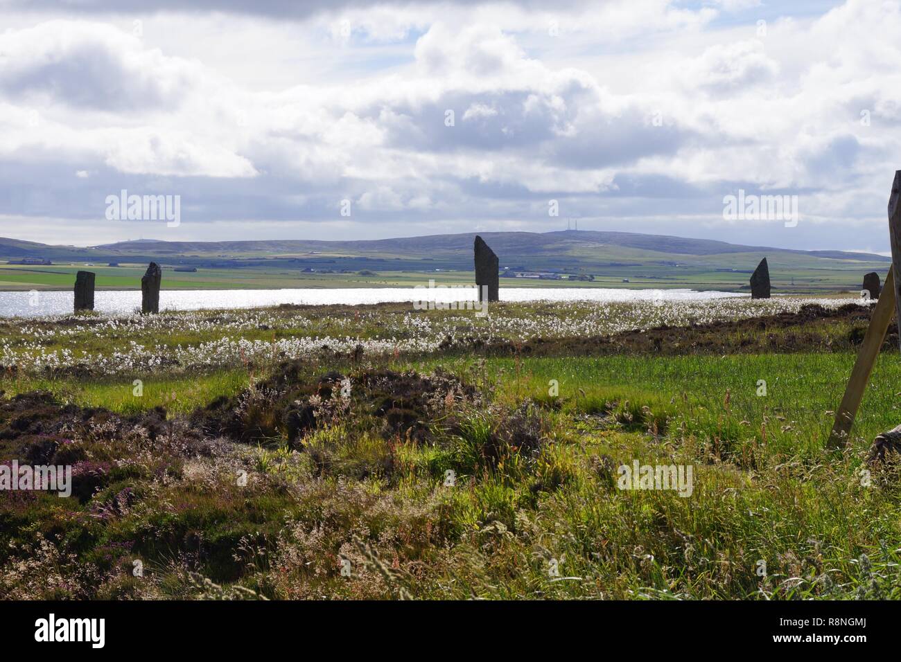 Skara Brae antico borgo situato sulle isole di Orkney. Sulla strada da Kirkwall ci siamo fermati alla pietra permanente chiamato anello di Brodgar. Foto Stock
