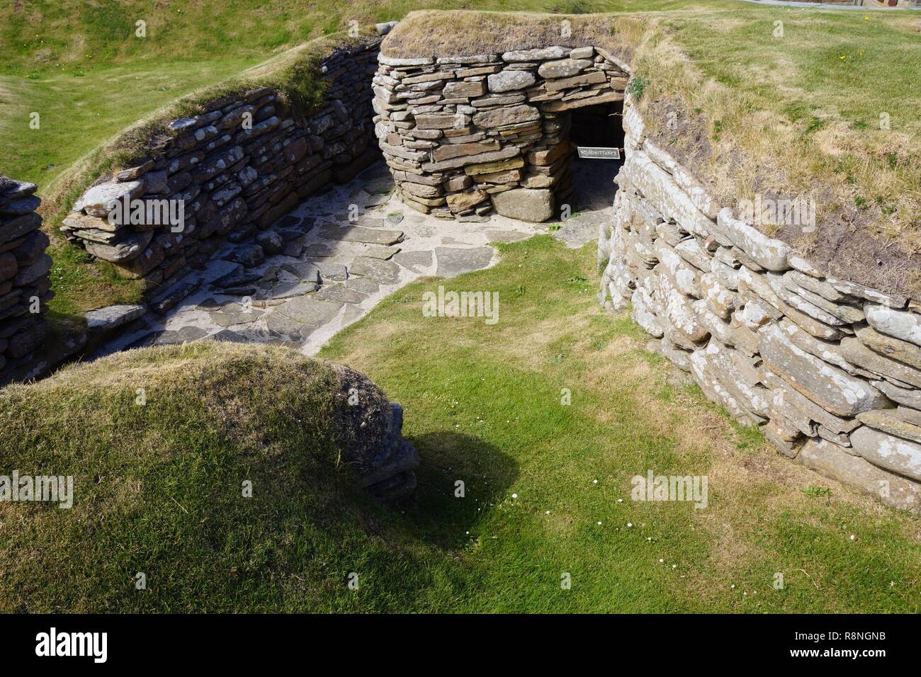Skara Brae antico borgo situato sulle isole di Orkney. Sulla strada da Kirkwall ci siamo fermati alla pietra permanente chiamato anello di Brodgar. Foto Stock
