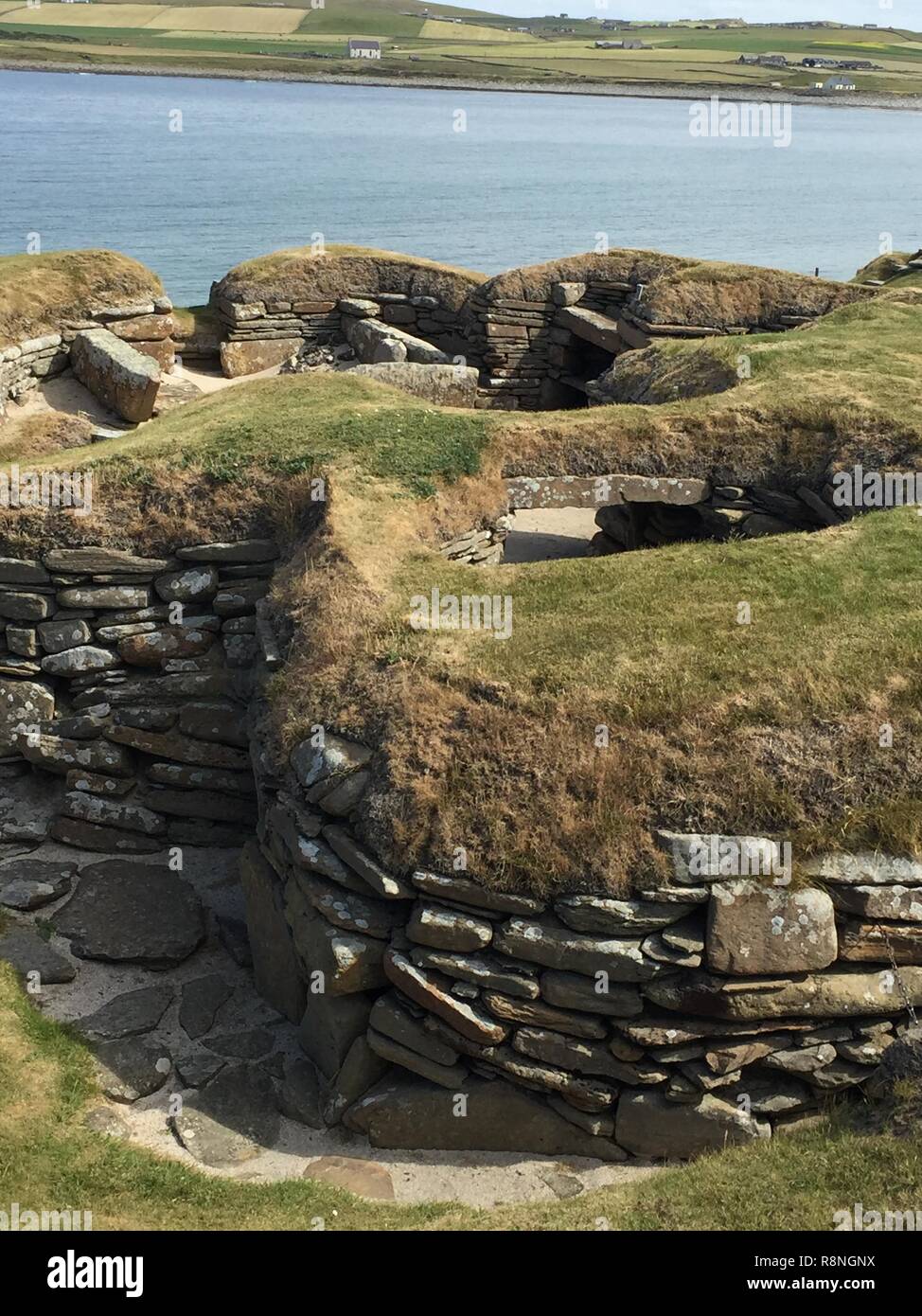 Skara Brae antico borgo situato sulle isole di Orkney. Sulla strada da Kirkwall ci siamo fermati alla pietra permanente chiamato anello di Brodgar. Foto Stock