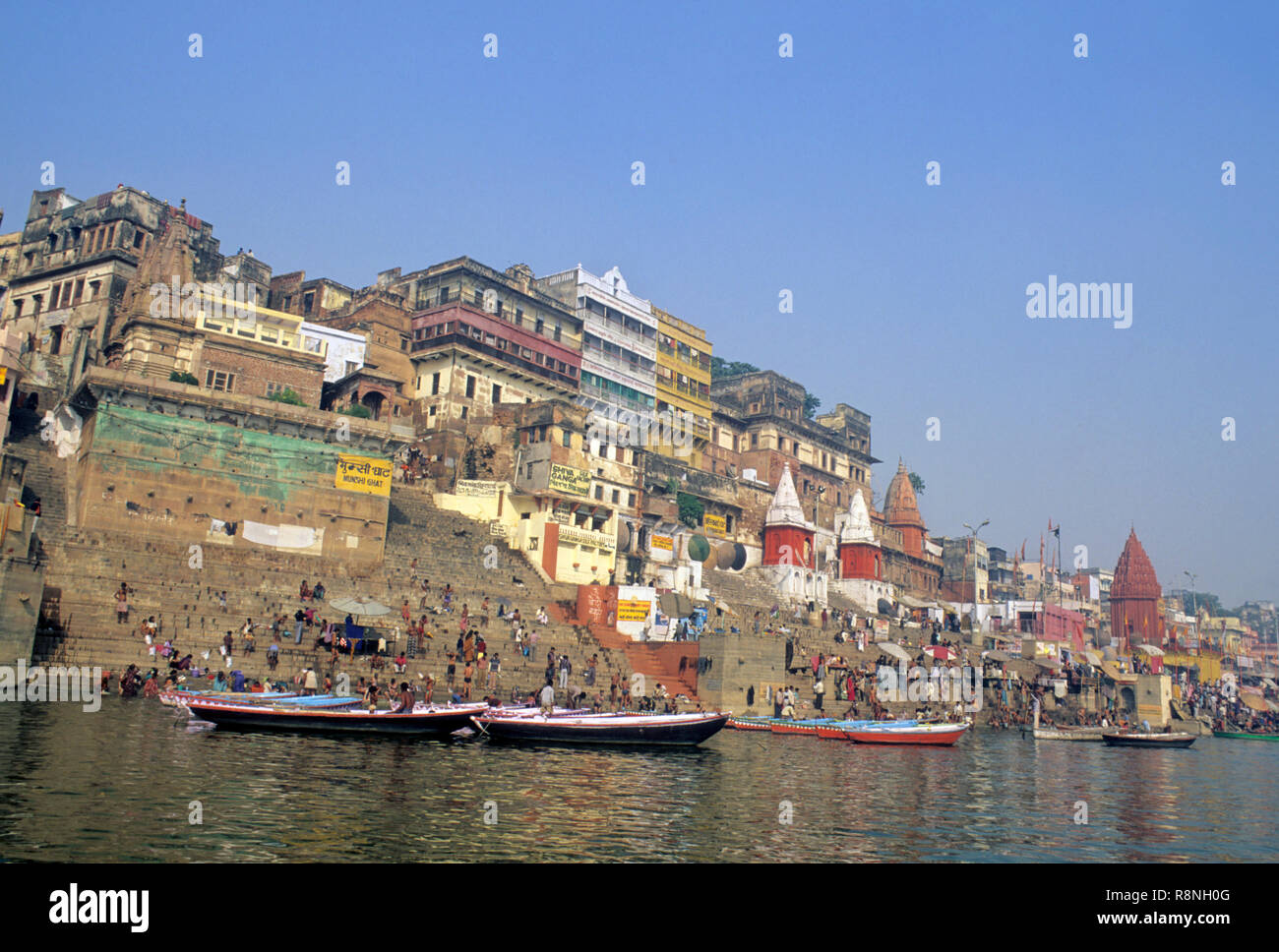 Antichi palazzi e templi di munsi ghat, ahilyabai ghat, dasaswamedha ghat, fiume ganga, Varanasi, Uttar Pradesh, India Foto Stock
