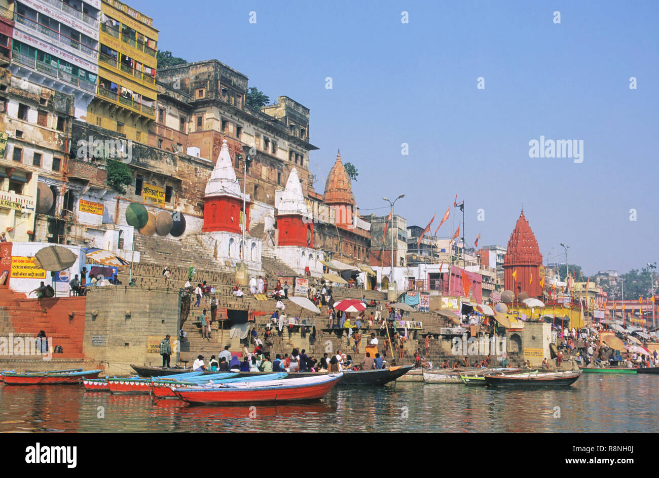 Antichi palazzi e templi di munsi ghat, ahilyabai ghat, dasaswamedha ghat, fiume ganga, Varanasi, Uttar Pradesh, India Foto Stock