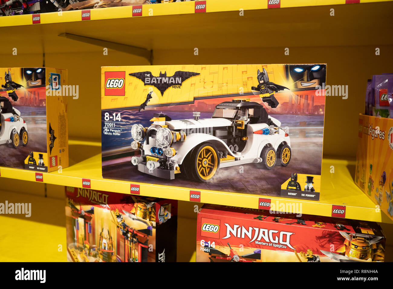 Lego Batman Theme,Pinguino rullo artico veicolo in vendita entro un Toys R Us store, Cebu, Filippine Foto Stock