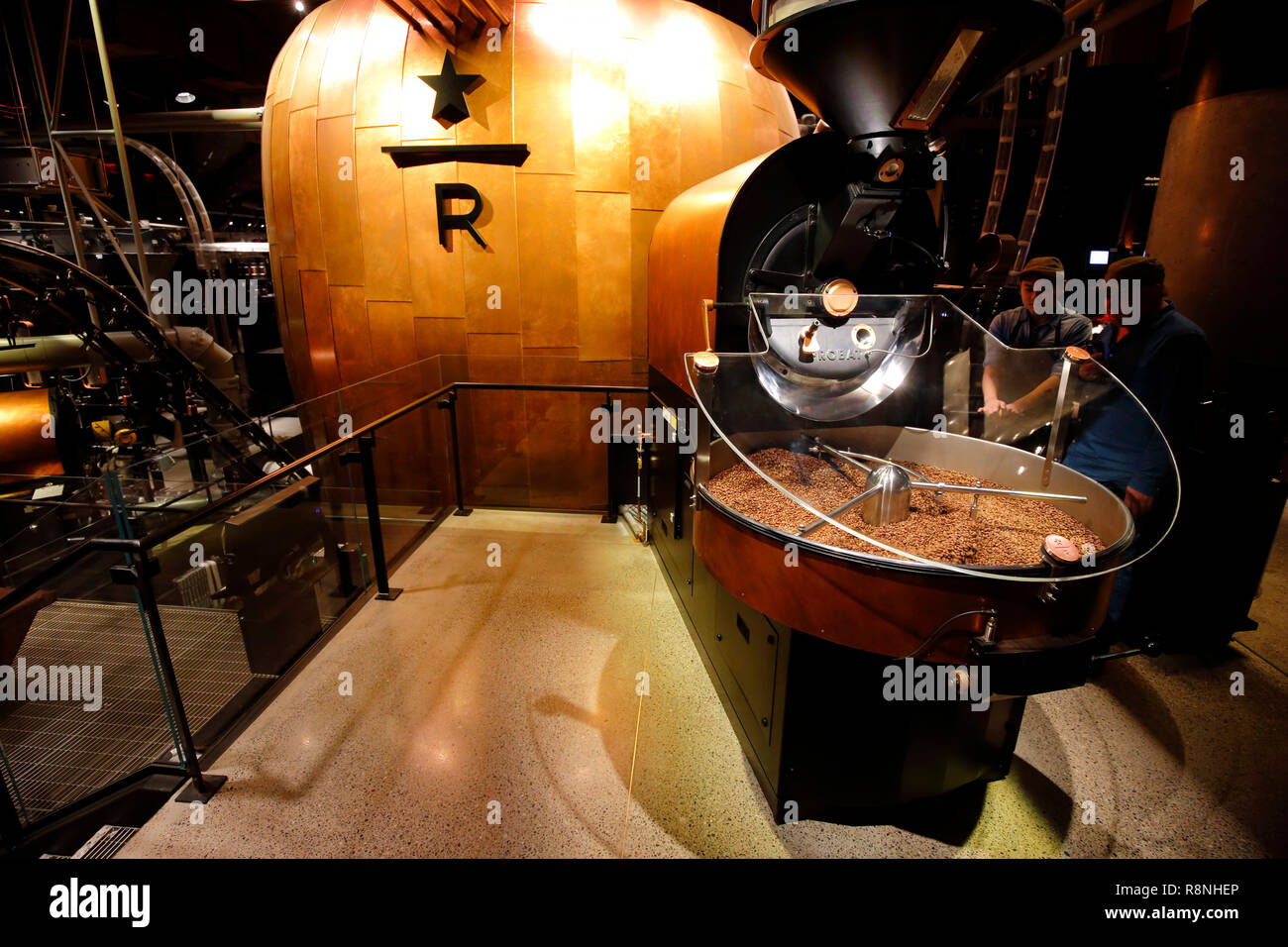 Lavoratori presso Starbucks Roastery Riserva di New York la tostatura un in-store specialty coffee su un 25lb Probat torrefattore Foto Stock