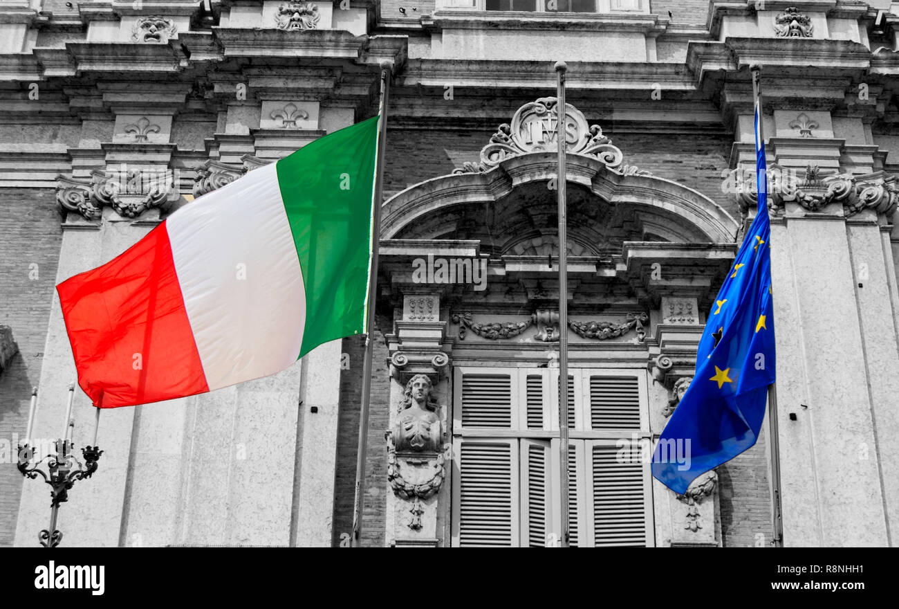 Italiano e bandiere europee su un balcone dell'esercito italiano Accademia sventolare nel vento - Modena, Palazzo Ducale Foto Stock