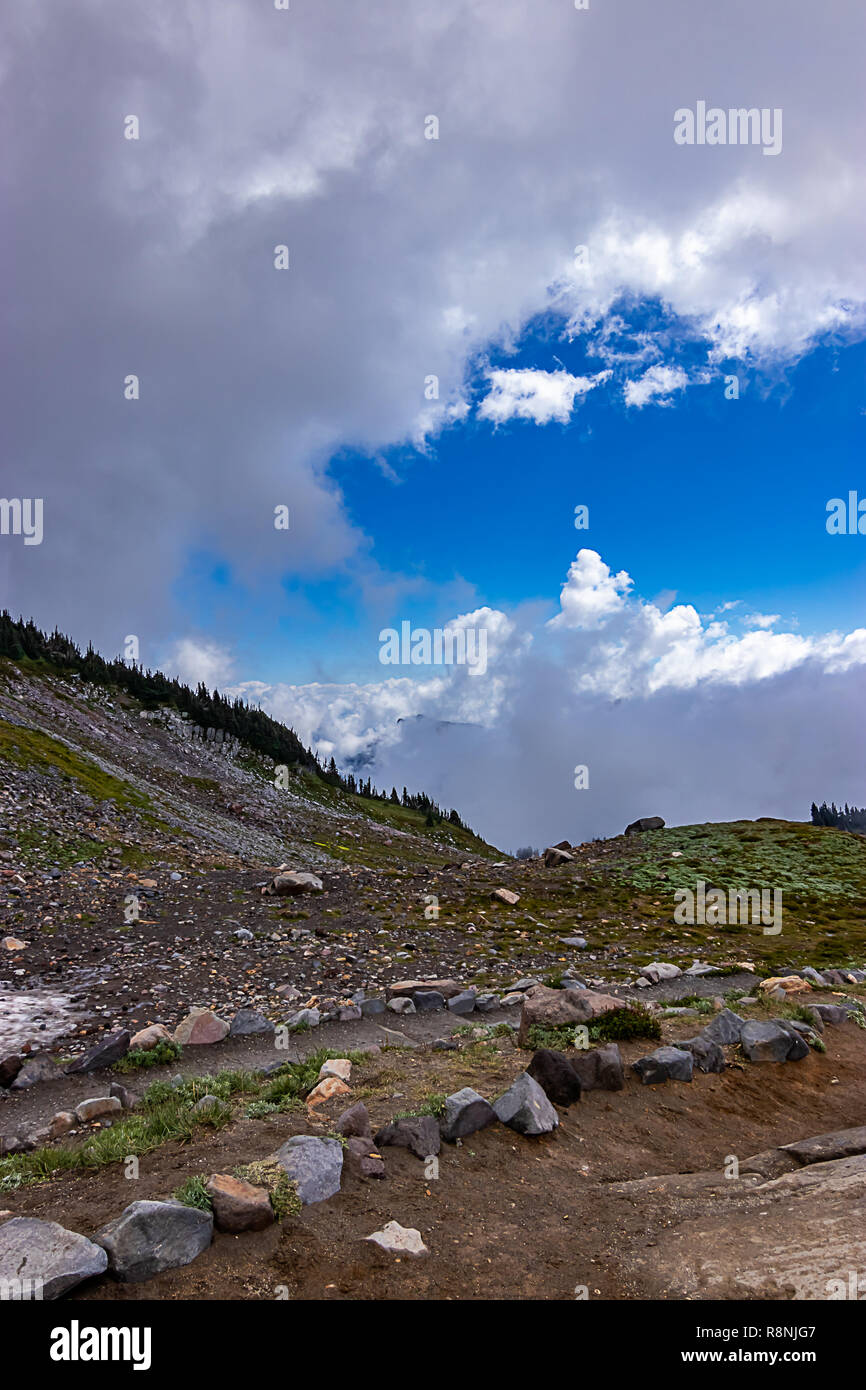 Il sentiero attraverso l'aspro paesaggio di montagna con le nuvole Foto Stock