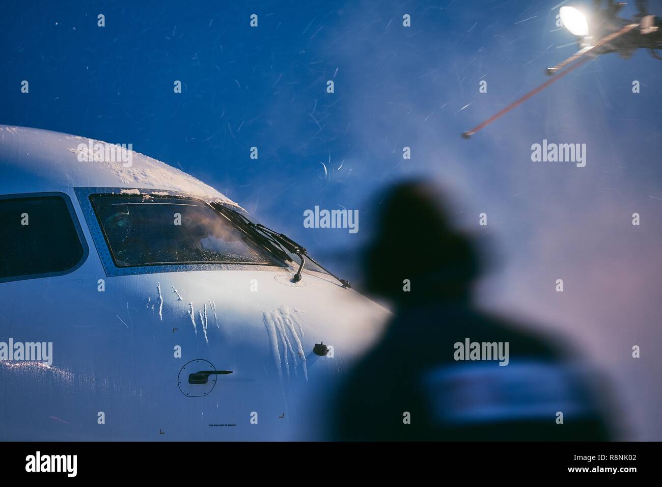 Inverno mattina all aeroporto. Lo sbrinamento dell'aereo prima del volo. Foto Stock