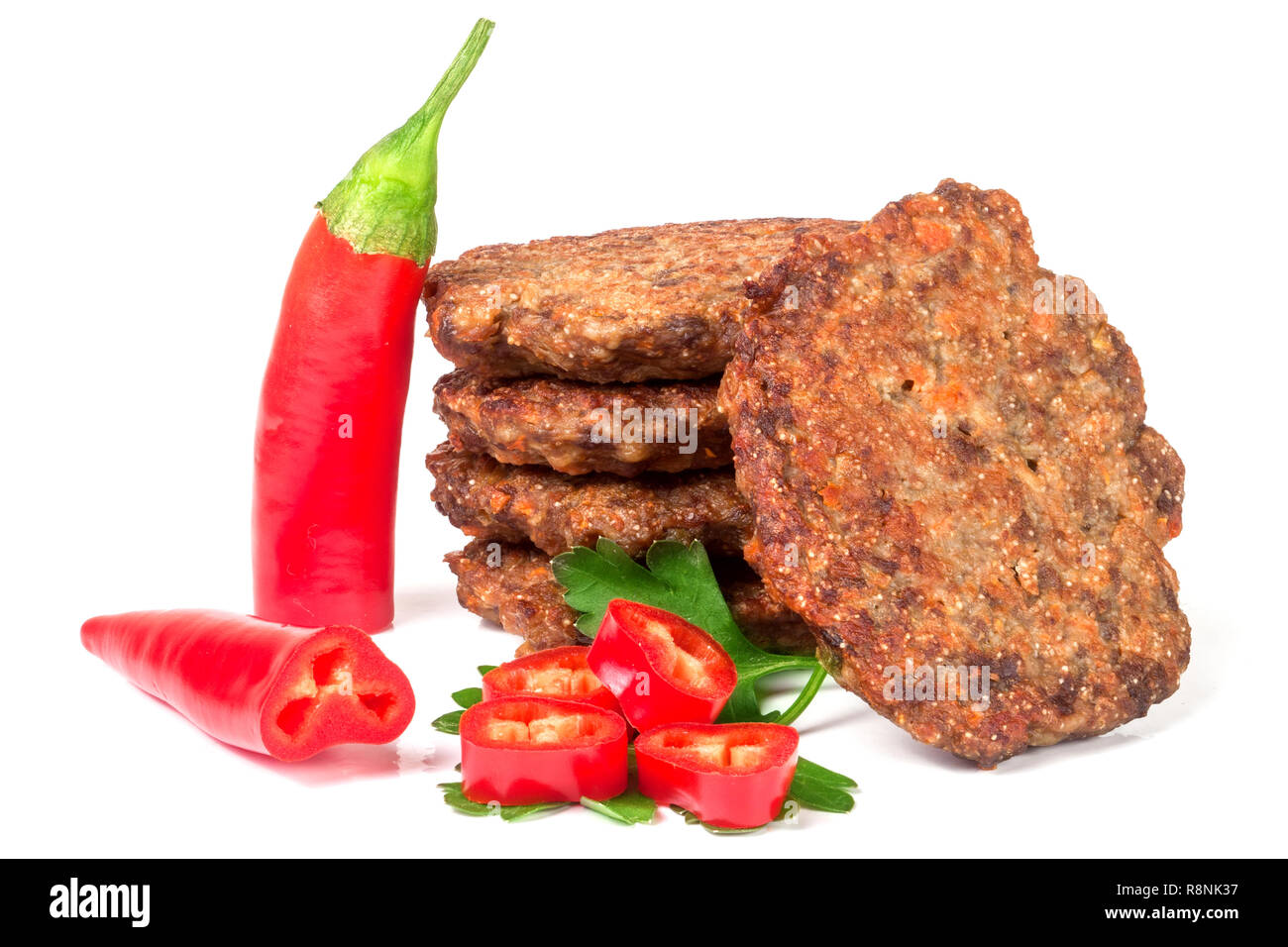 Frittelle di fegato o bistecche con peperoncino isolati su sfondo bianco Foto Stock