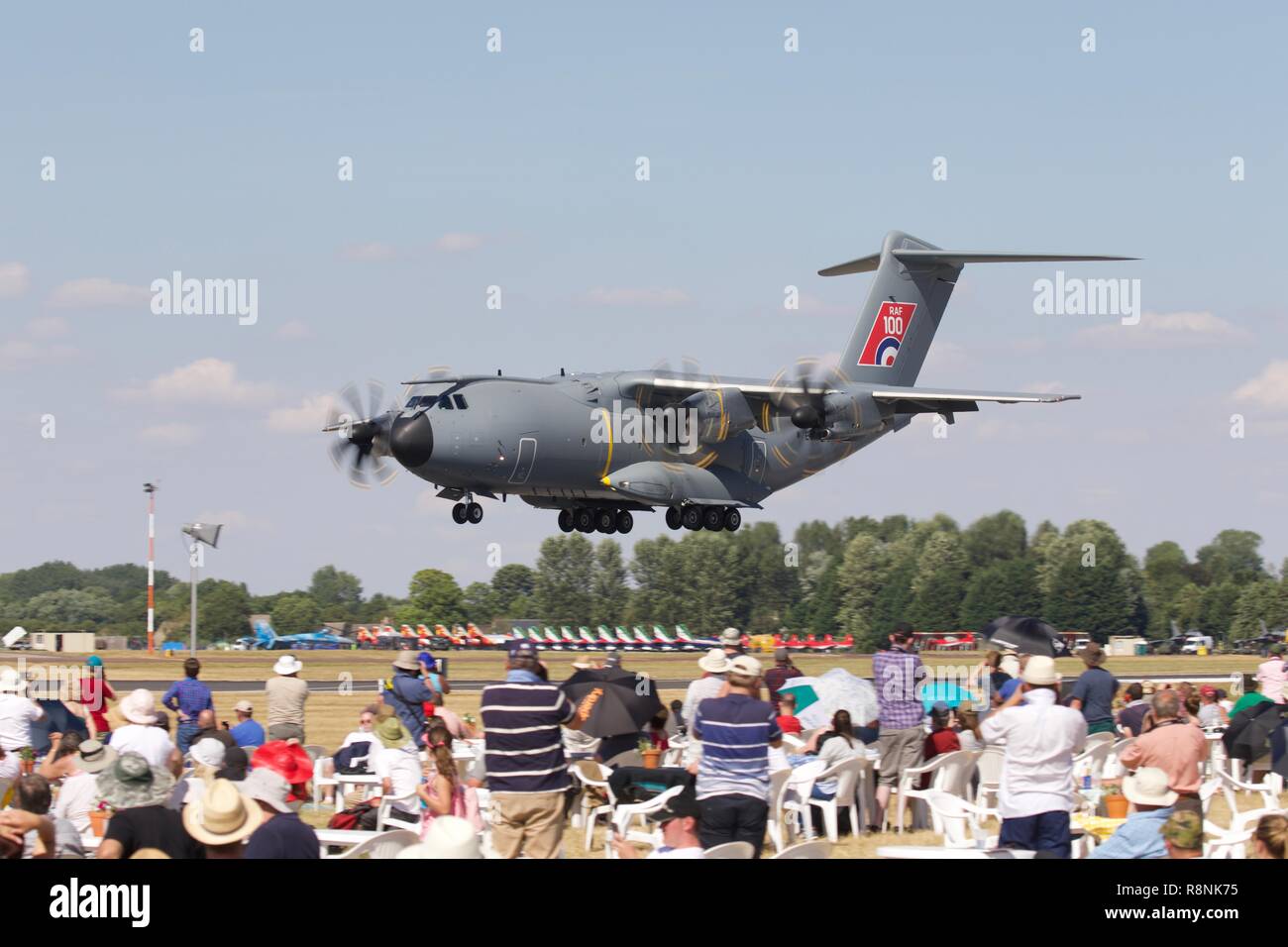 RAF dimostrando l'A400M Atlas davanti a spettatori in Cotswold Club at 2018 Royal International Air Tattoo Foto Stock