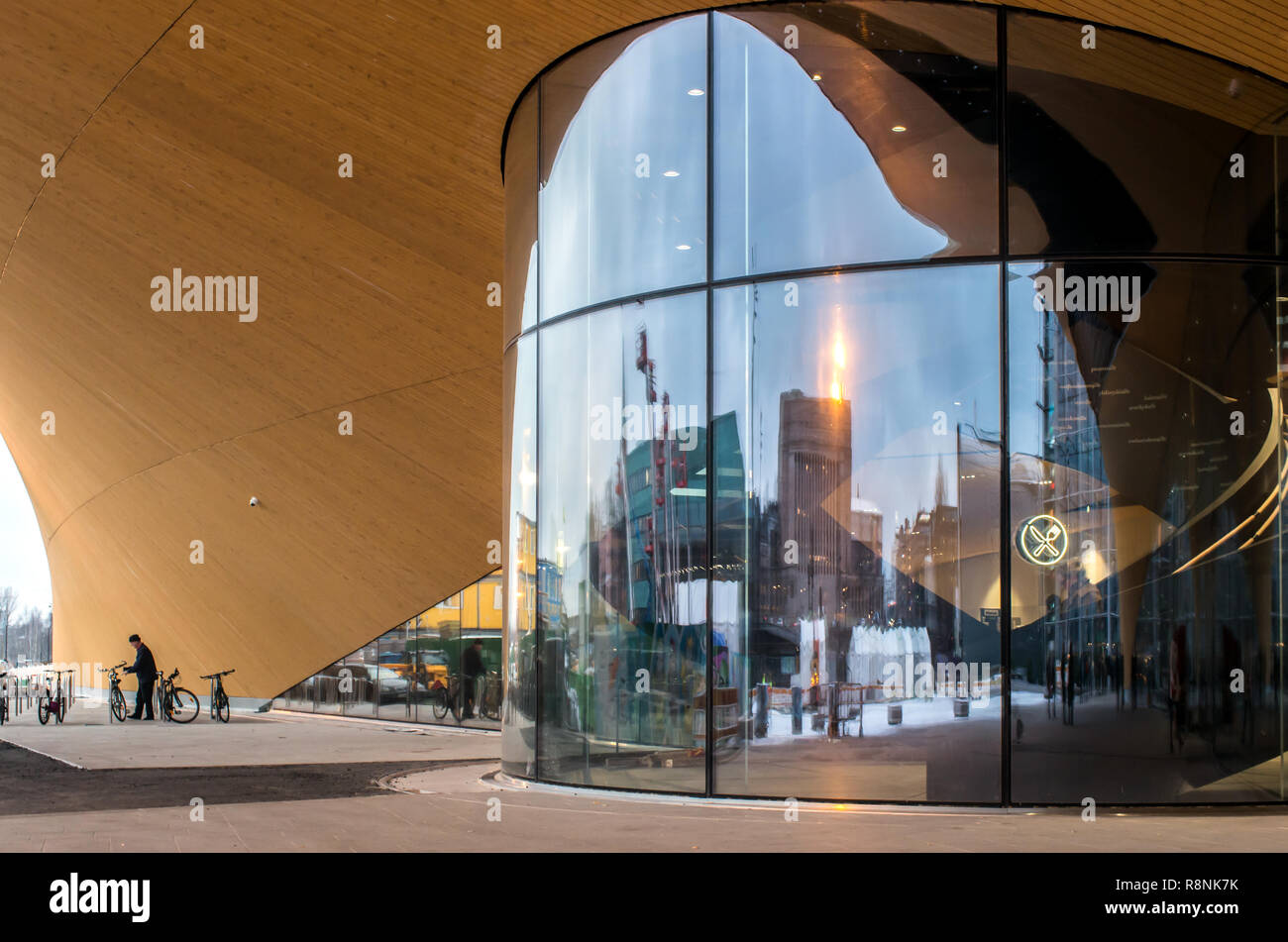 Nella parte anteriore della libreria HelsinkiCentral 'Oodi' Foto Stock