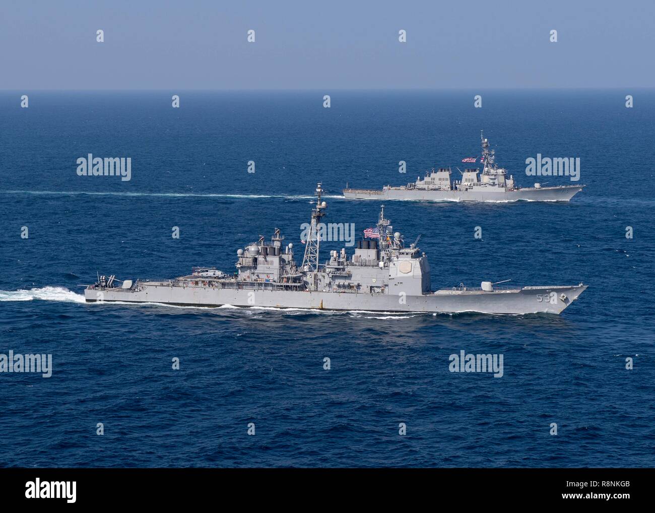 Gli Stati Uniti Navy guidato-missili cruiser USS Mobile Bay, anteriore e il missile destroyer USS Decatur vela in formazione durante patrol Dicembre 14, 2018 nel Mare Arabico. Foto Stock