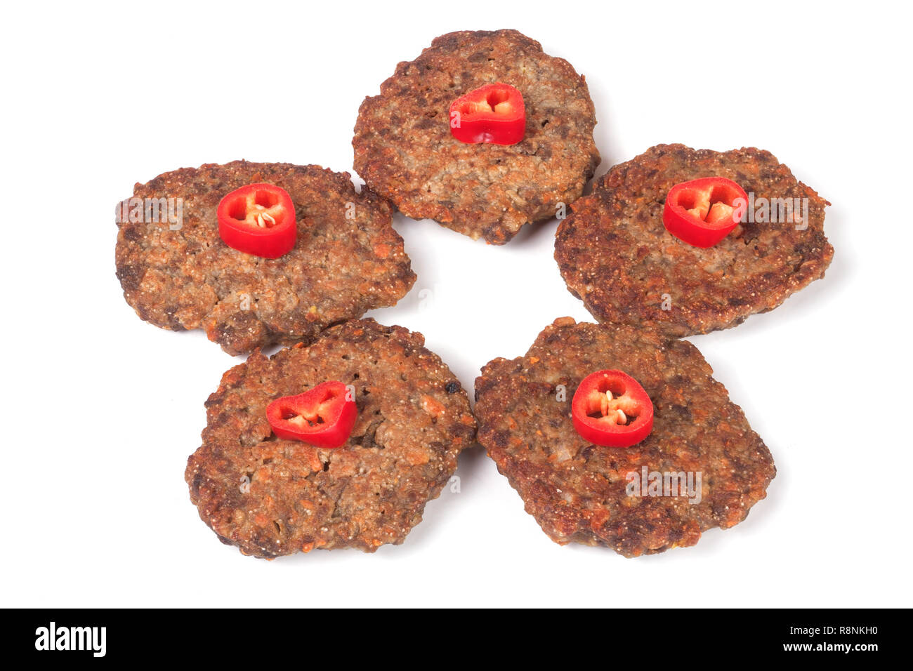 Frittelle di fegato o bistecche con peperoncino isolati su sfondo bianco Foto Stock