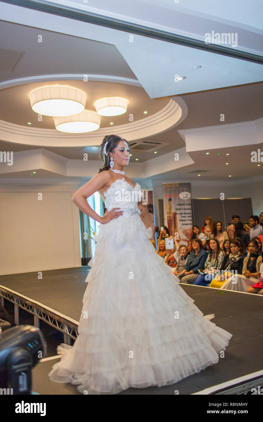 Sfilata di moda con modelli indiano al salone per matrimoni in Bedford Agosto 2014 Foto Stock