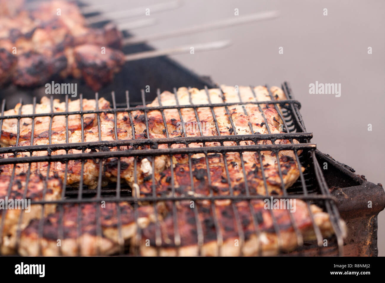 Grigliare gli spiedini o spiedini su barbecue grill. Messa a fuoco selettiva Foto Stock