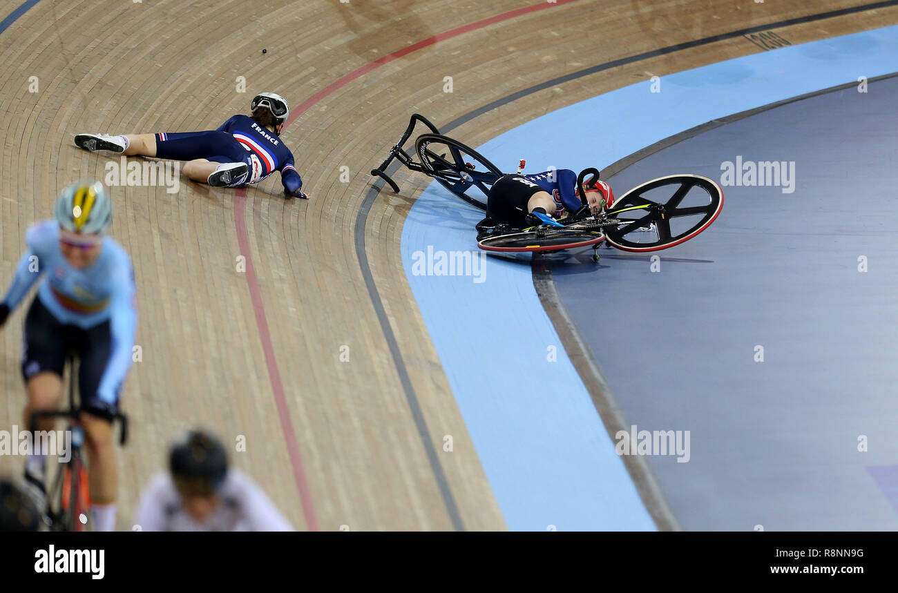 Kendall Ryan DI STATI UNITI D'AMERICA (destra) collide con Marie Le Net della Francia durante la donna finale Madison durante il giorno 3 dell'Tissot UCI di ciclismo su pista di Coppa del Mondo a Lee Valley VeloPark, Londra. Foto Stock