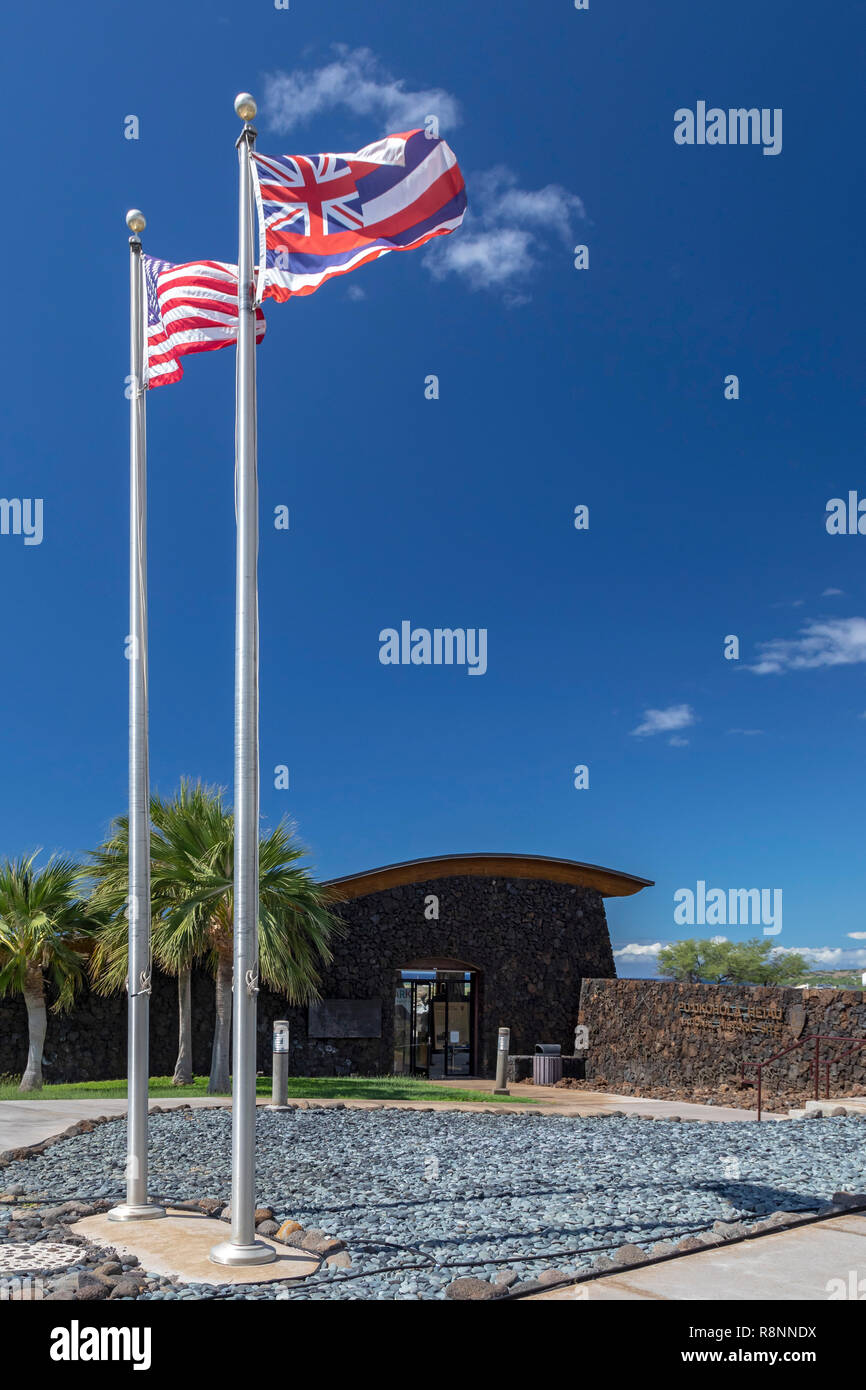 , Kawaihae Hawaii - le bandiere degli Stati Uniti e dello stato delle Hawaii sorvolare il centro visitatori al Pu'ukohola Heiau National Historic Site. Foto Stock