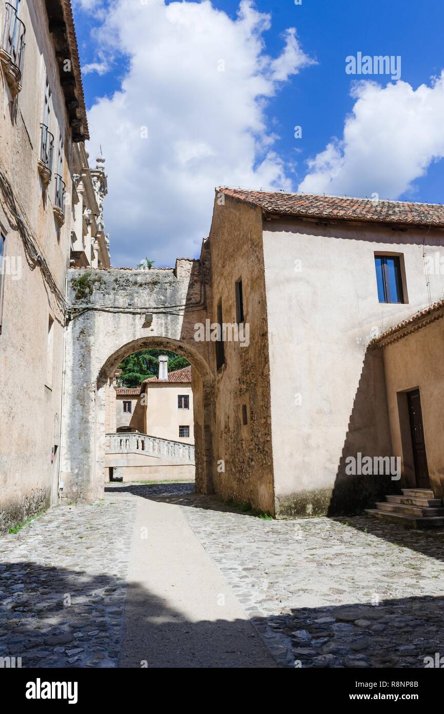 Padula, Italia - Settembre 2018: cortile esterno dalla Certosa di San Lorenzo a Padula Foto Stock