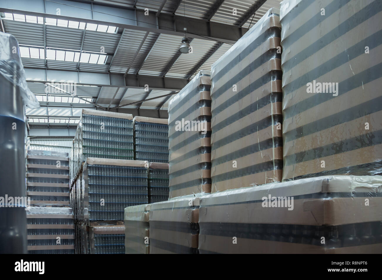 Magazzino con bottiglie di vetro Foto Stock
