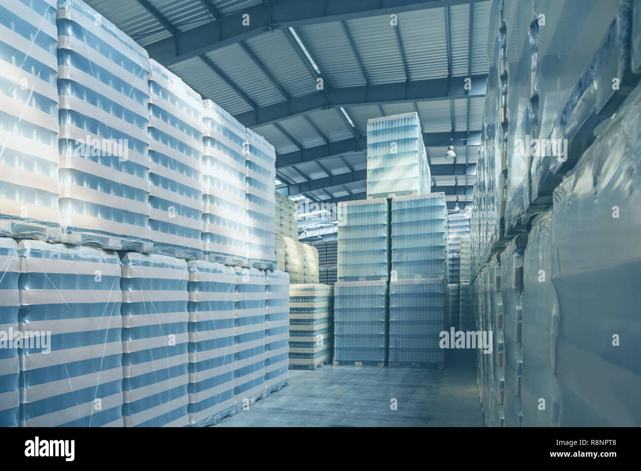 Interno di un magazzino moderno nelle tonalità blu Foto Stock