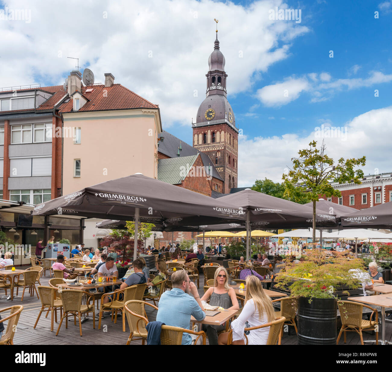 Cafe di doma Laukums (Piazza del Duomo con la Cattedrale di Riga (Rigas Doms) dietro, Old Riga (Vecriga), Riga, Lettonia Foto Stock