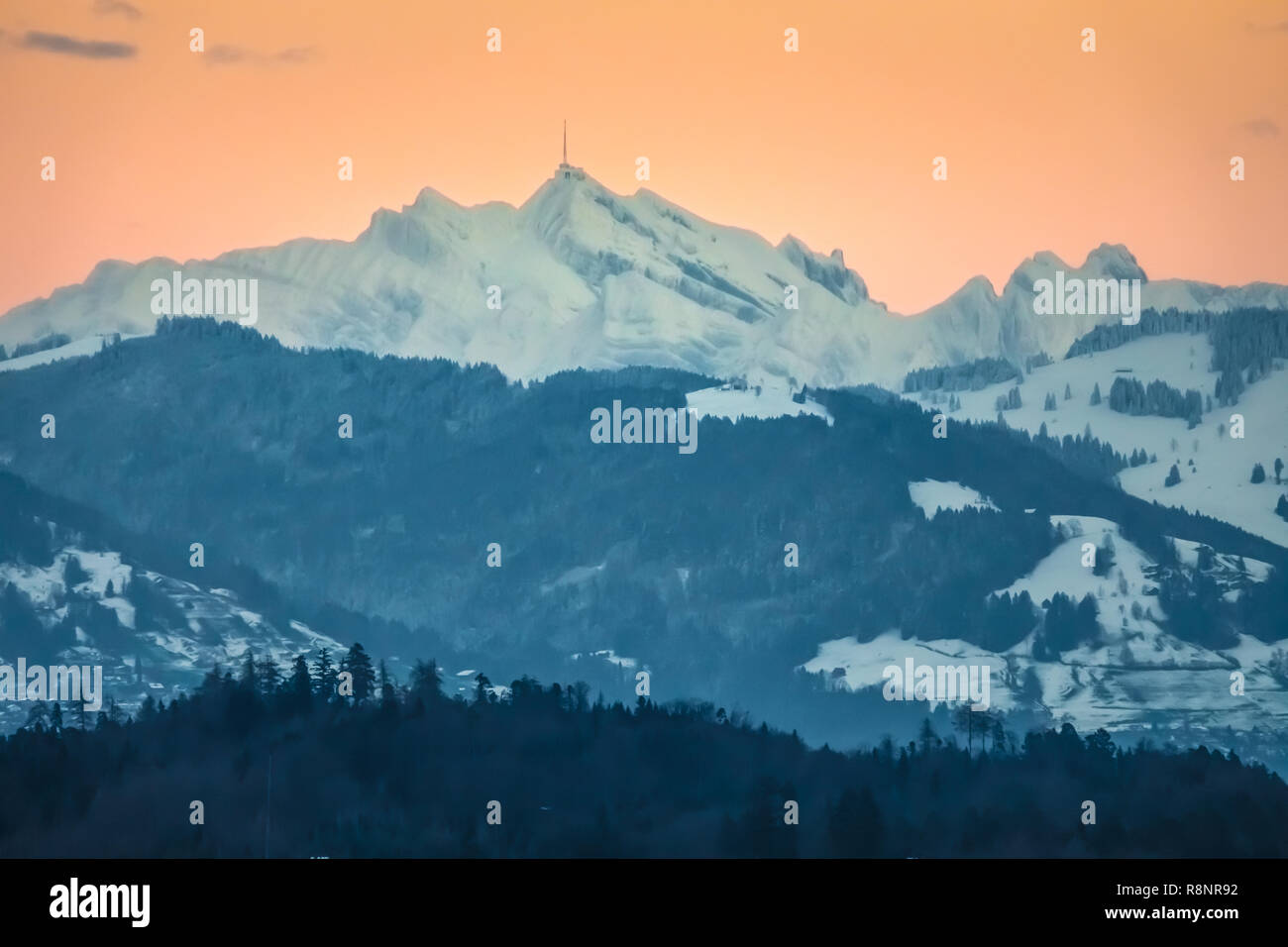 La coperta di neve Santis picco (2502 m), la montagna più alta dell'Alpstein massiccio del nord-est della Svizzera e il punto culminante del Appen Foto Stock