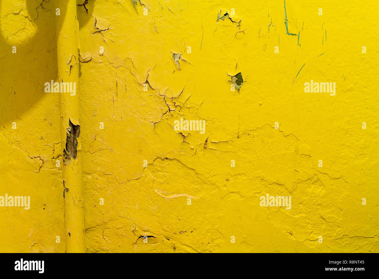 Il giallo caldo riscaldamento sullo sfondo di peeling parete di vernice Foto Stock