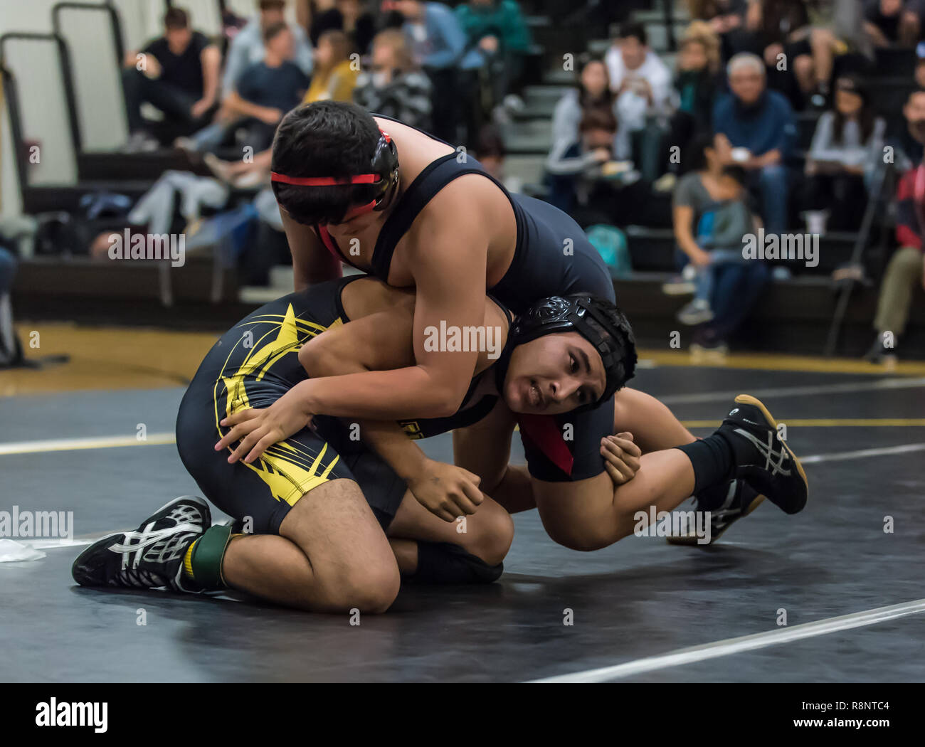 Alta scuola lottatore di tentare una singola gamba takedown durante league match sul dicembre 12, 2018 a Ventura High School, California, Stati Uniti d'America contro il Rio Mesa Foto Stock