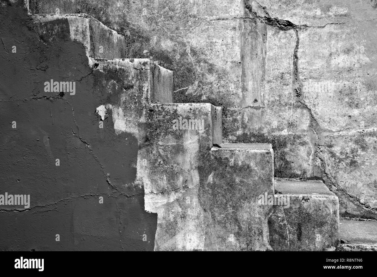 WA15548-00...WASHINGTON - passi all'interno di un vecchio edificio a Fort Worden situato in Fort Worden stato parco vicino a Port Townsend. Foto Stock