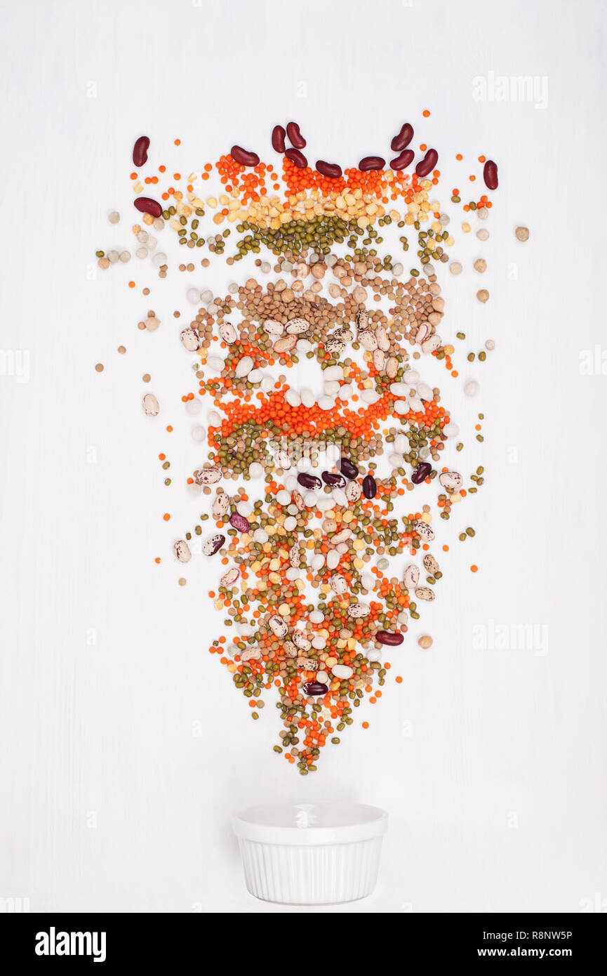 Gli alimenti ricchi di carboidrati smart, proteina, agenti antiossidanti e fibre su una lavagna bianca, vista dall'alto. Mangiare sano concetto. Proteine vegetali. Verticale. Foto Stock