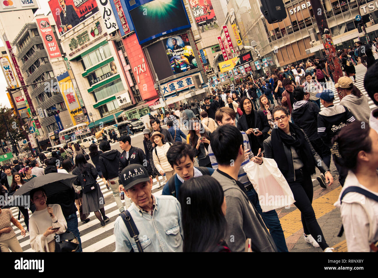 I membri del pubblico e i turisti attraversano il famoso incrocio di Shibuya di Tokyo. Foto Stock